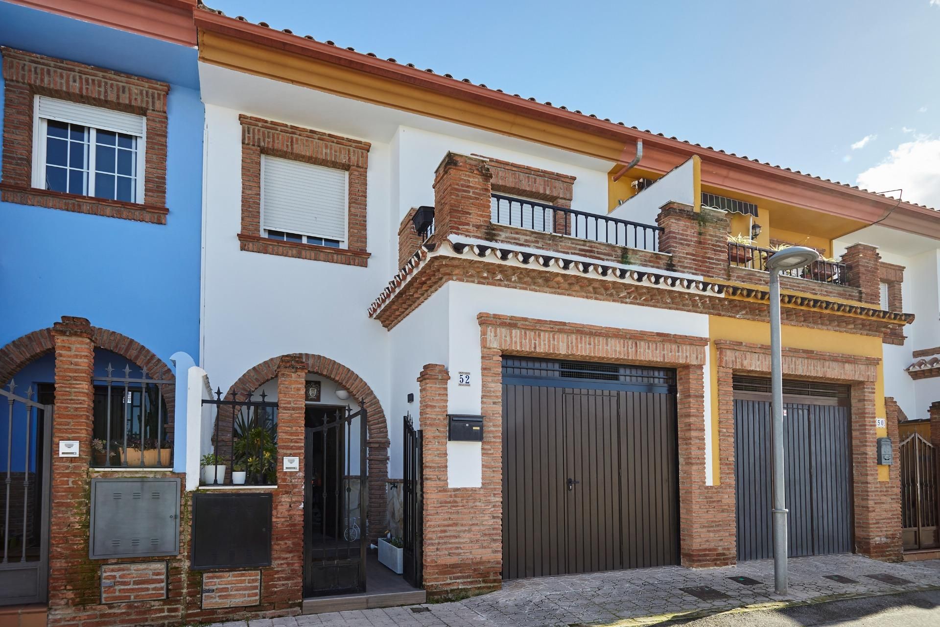 Vista exterior de Casa adosada en venda en Mengíbar amb Aire condicionat
