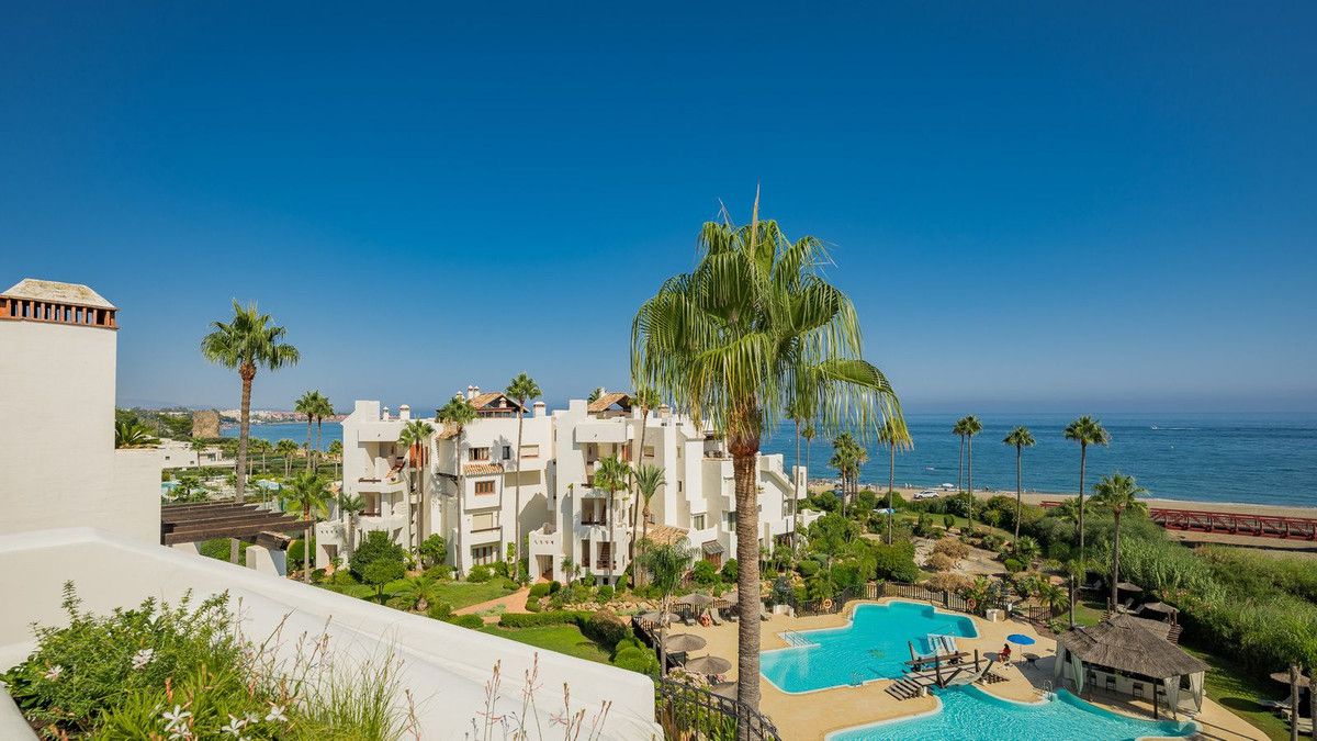 Vista exterior de Dúplex en venda en Estepona amb Terrassa, Jacuzzi i Sauna
