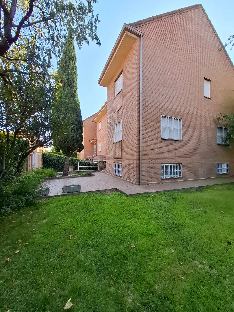 Vista exterior de Casa adosada de alquiler en Villaviciosa de Odón con Aire acondicionado, Calefacción y Jardín privado