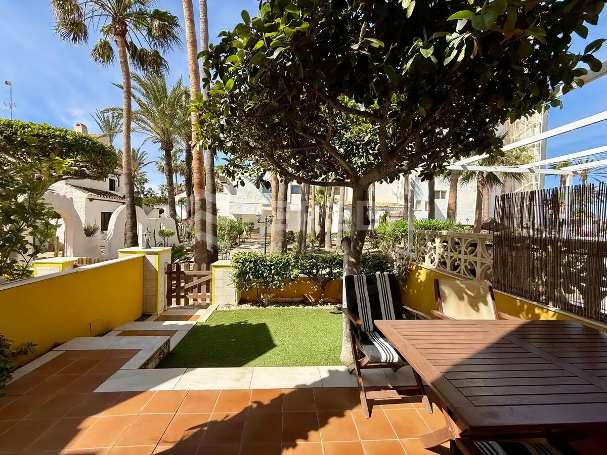 Terrasse von Erdgeschoss zum Verkauf in Roquetas de Mar mit Privatgarten, Möbliert und Gemeinschaftspool