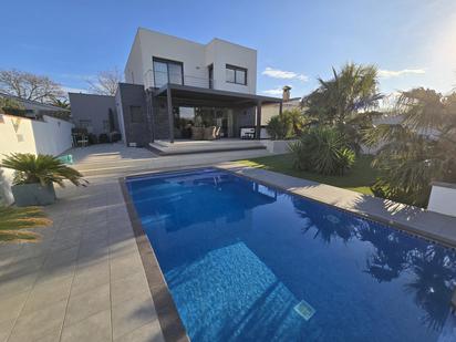 Piscina de Casa o xalet en venda en Empuriabrava amb Aire condicionat, Calefacció i Jardí privat