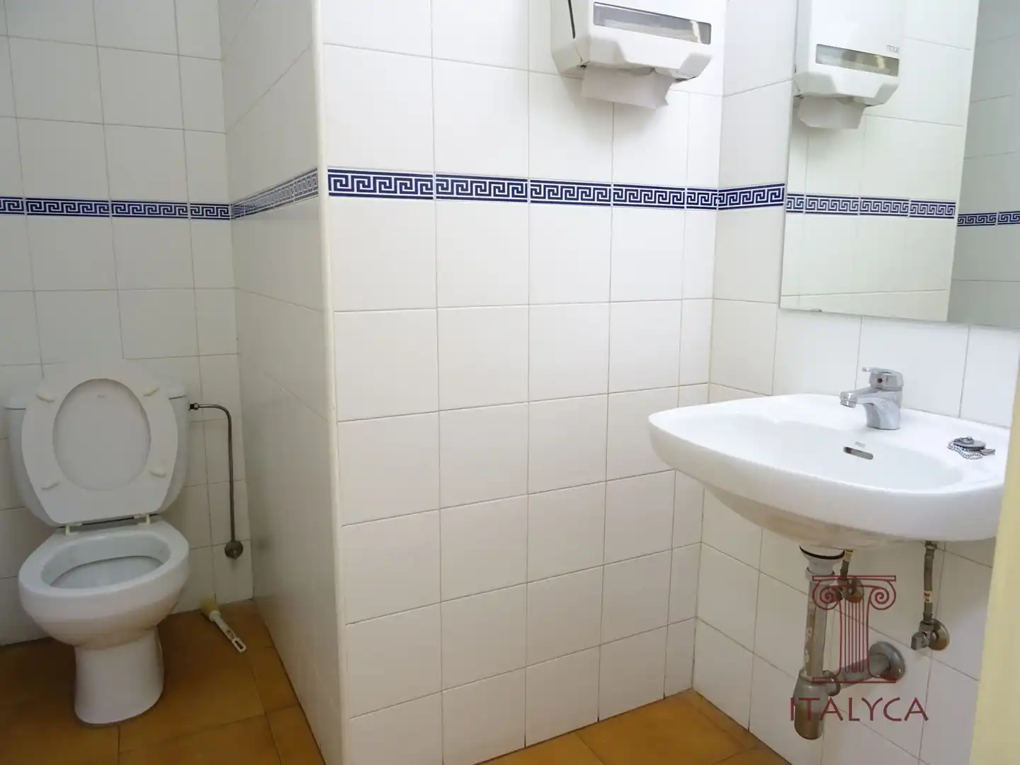 Bany de Local en venda en Sevilla amb Aire condicionat