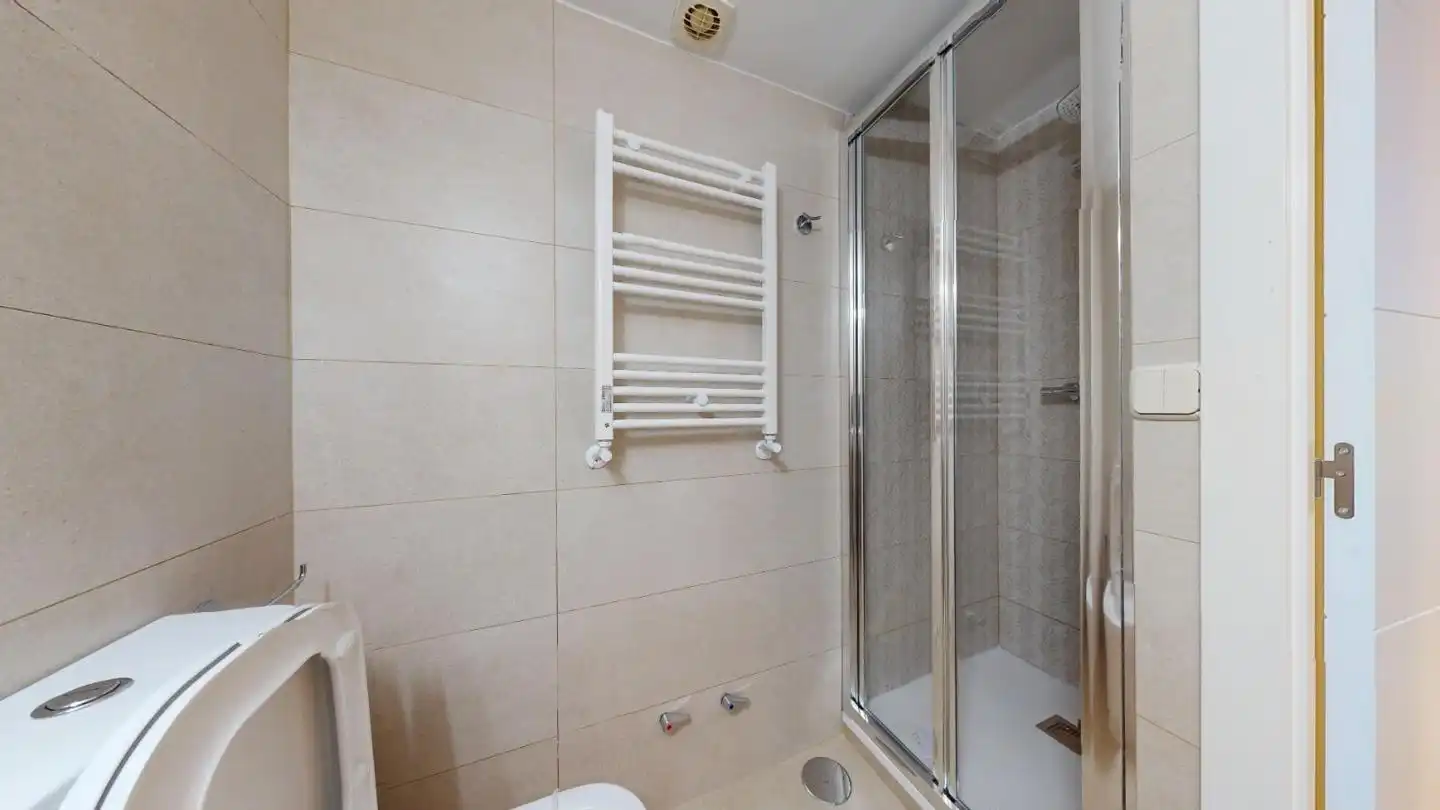 Badezimmer von Erdgeschoss zur Miete in Madrid