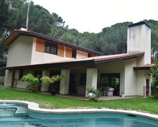 Vista exterior de Casa o xalet en venda en San Martín de Valdeiglesias amb Calefacció, Jardí privat i Terrassa