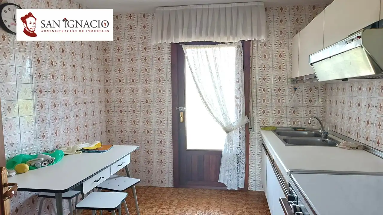 Cuina de Pis en venda en Merindad de Montija amb Jardí privat, Traster i Moblat