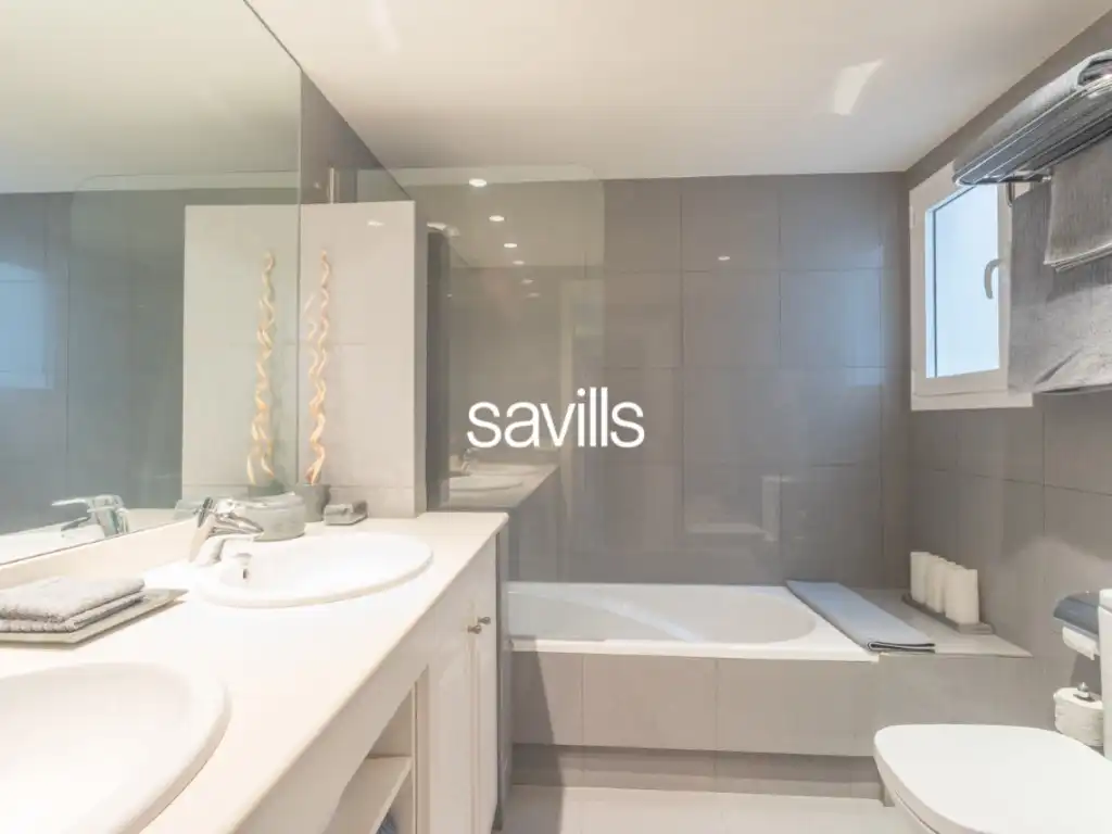 Badezimmer von Wohnungen zum Verkauf in Barcelona mit Schwimmbad und Balkon