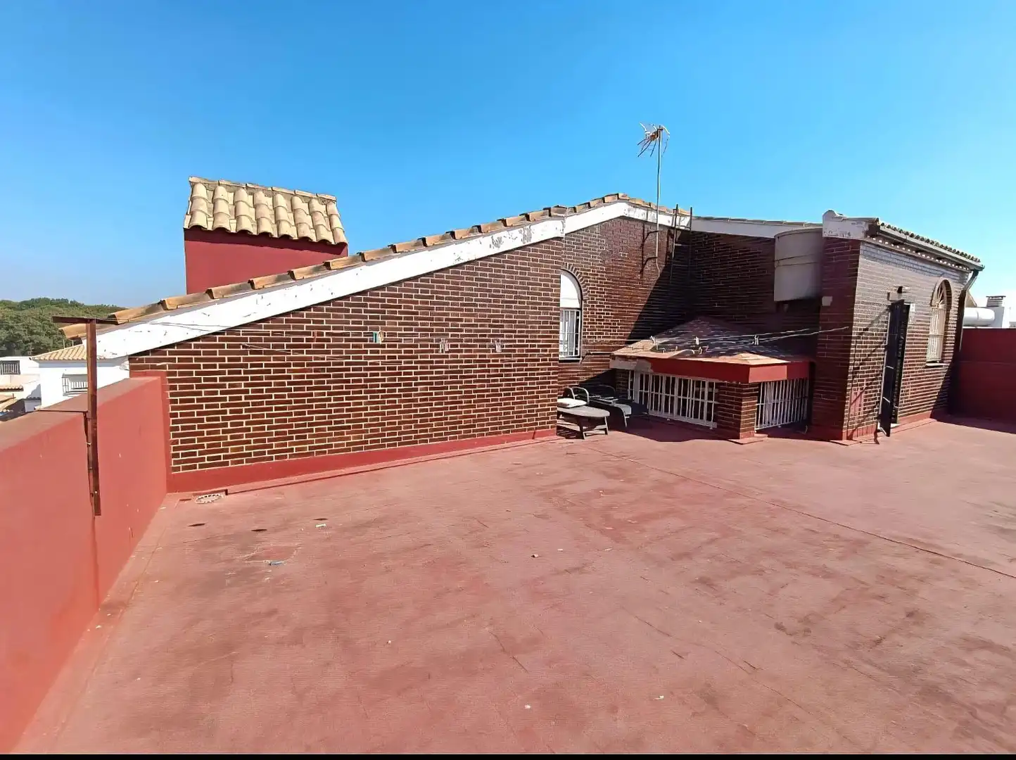 Exterior view of Houses for sale in Chiclana de la Frontera  with Air Conditioner and Storage room