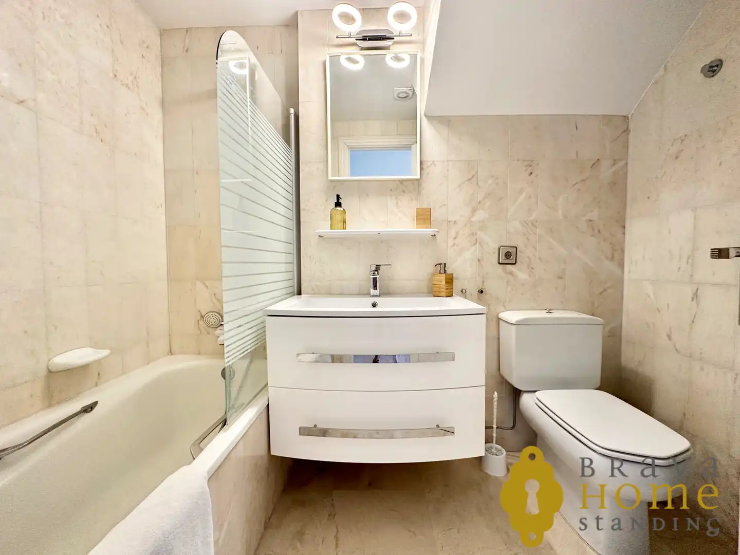Badezimmer von Dachboden zum Verkauf in Empuriabrava mit Klimaanlage, Terrasse und Möbliert