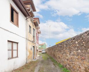 Vista exterior de Casa adosada en venda en Grado amb Jardí privat