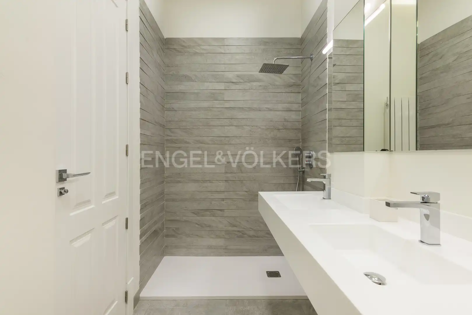 Bathroom of Flat for rent in Madrid  with Heating and Furnished