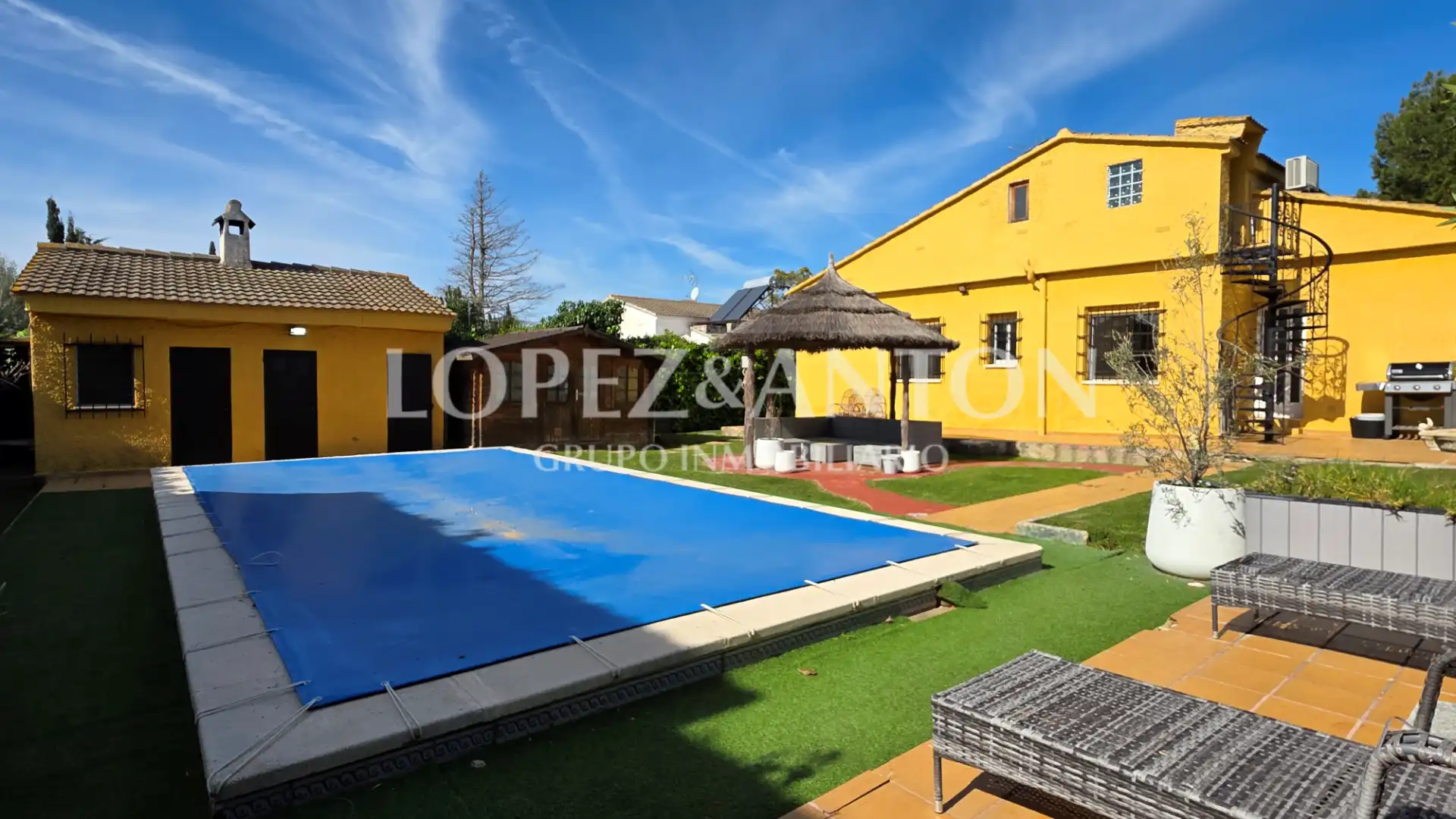 Vista exterior de Casa o xalet en venda en L'Eliana amb Aire condicionat, Calefacció i Jardí privat