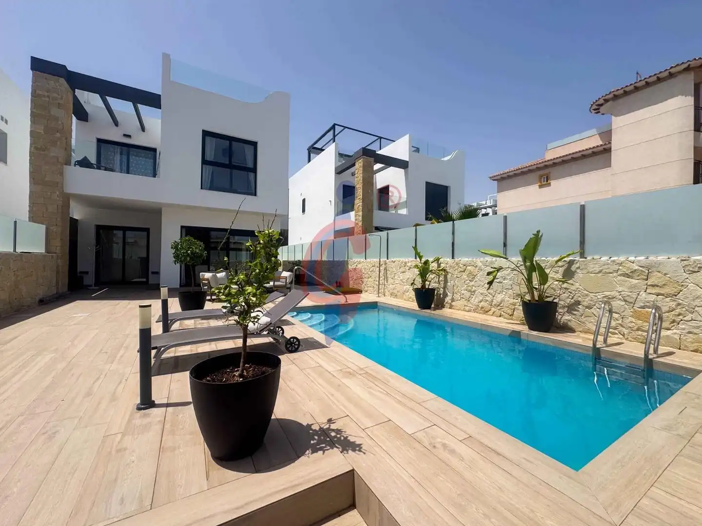 Vista exterior de Casa o xalet en venda en Orihuela amb Aire condicionat, Terrassa i Piscina