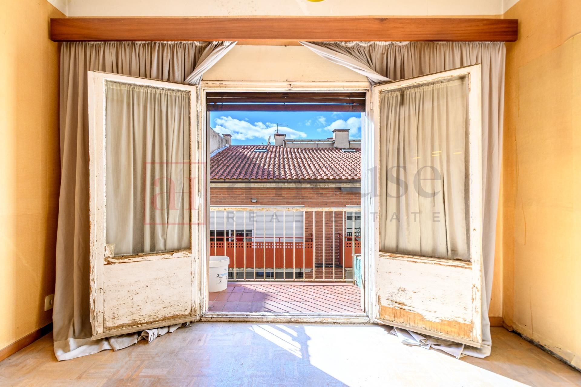 Vista exterior de Piso en venta en  Barcelona Capital con Parquet, Terraza y Balcón