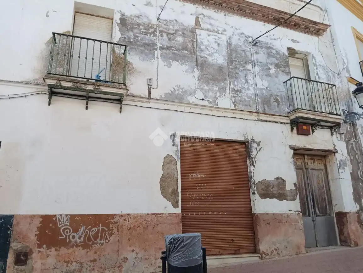 Vista exterior de Casa adosada en venda en Arahal amb Balcó