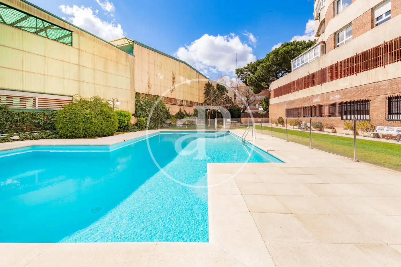 Piscina de Pis en venda en Madrid amb Aire condicionat, Calefacció i Jardí privat