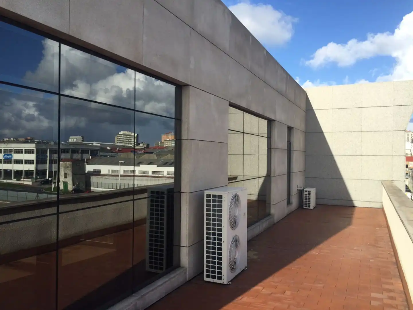 Vista exterior de Oficina en venda en A Coruña Capital  amb Aire condicionat, Calefacció i Terrassa