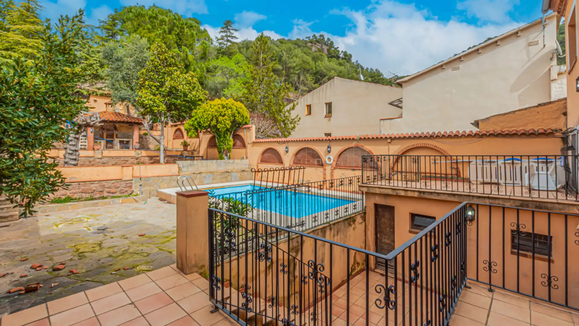 Exterior view of Single-family semi-detached for sale in Vacarisses  with Swimming Pool, Balcony and Alarm