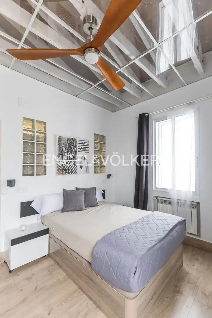 Schlafzimmer von Dachboden zur Miete in Madrid mit Klimaanlage, Heizung und Parkett
