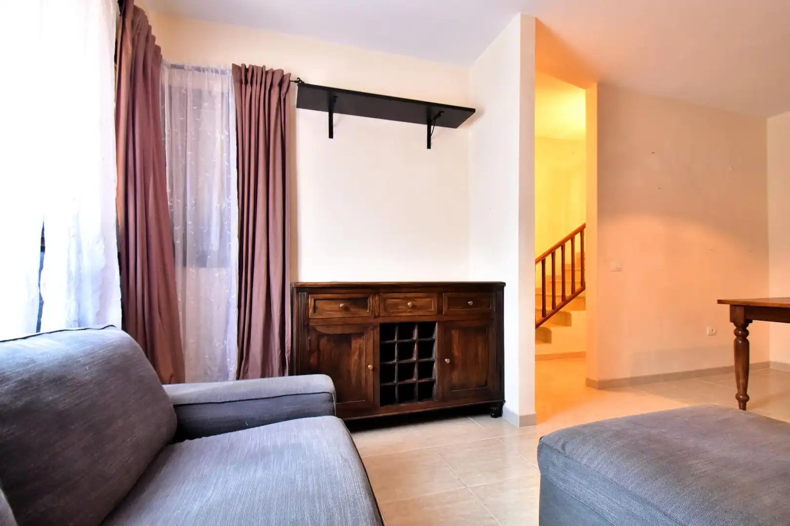 Sala de estar de Casa adosada de alquiler en San Cristóbal de la Laguna con Aire acondicionado, Calefacción y Jardín privado