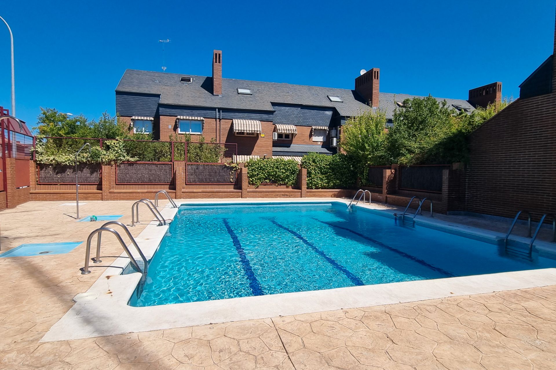 Piscina de Casa adosada en venda en Alcorcón amb Aire condicionat, Calefacció i Jardí privat