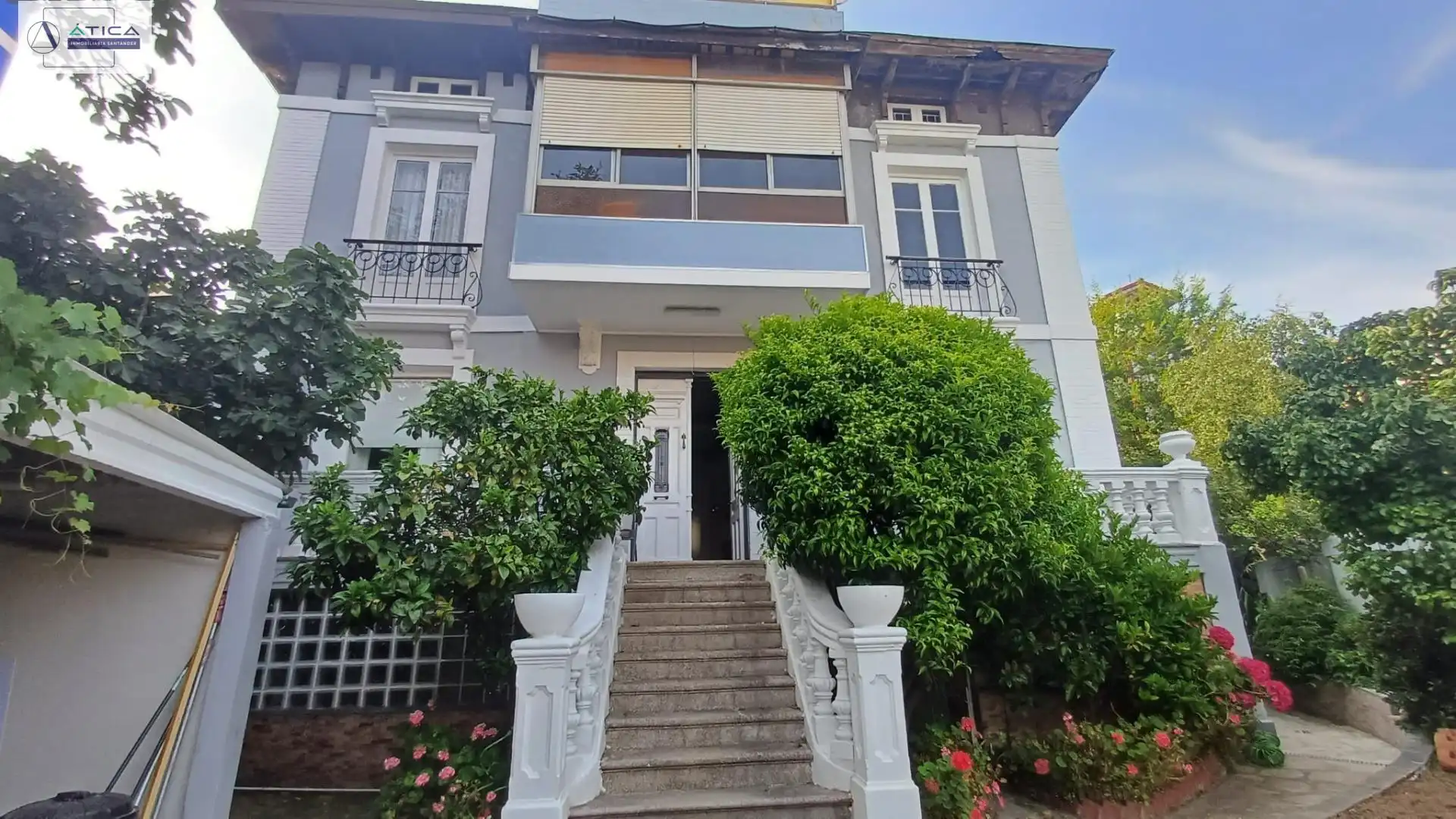 Vista exterior de Casa o xalet en venda en Santander amb Jardí privat, Terrassa i Moblat
