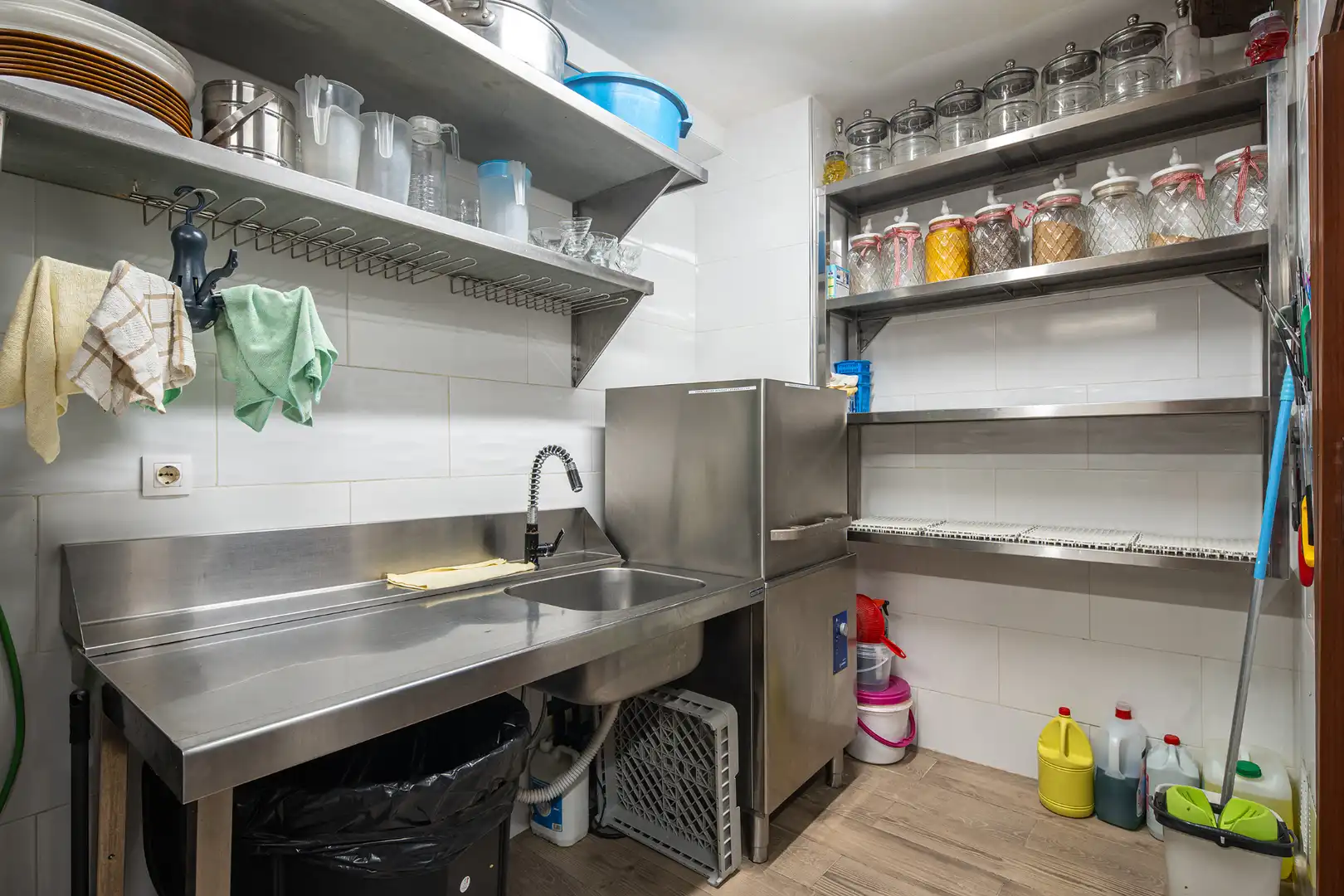 Cuina de Local en venda en Granada amb Aire condicionat, Calefacció i Moblat
