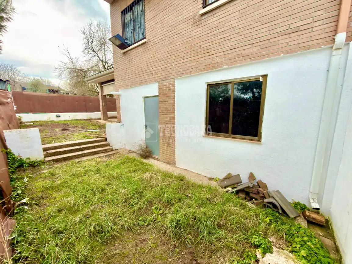 Vista exterior de Casa adosada en venda en Valdeaveruelo amb Aire condicionat i Calefacció