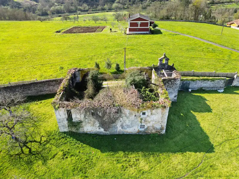 Vista exterior de Casa o chalet en venta en Las Regueras   con Jardín privado