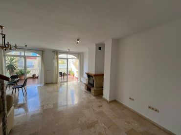 Adosado con piscina en venta en Calle del Naranjo 116