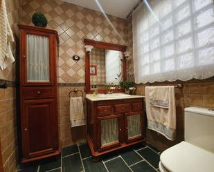 Badezimmer von Haus oder Chalet zum verkauf in Ferreira mit Klimaanlage, Terrasse und Balkon