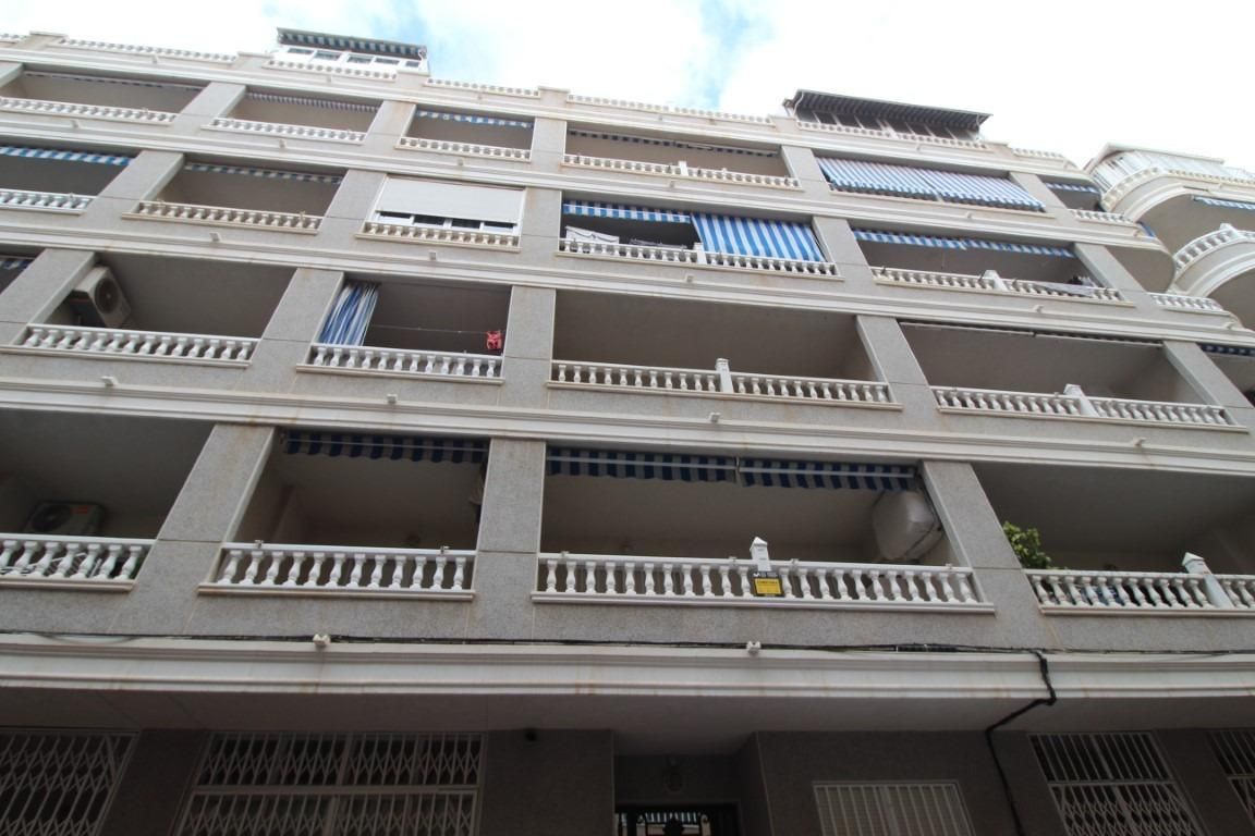 Vista exterior de Planta baixa en venda en Torrevieja amb Terrassa i Moblat