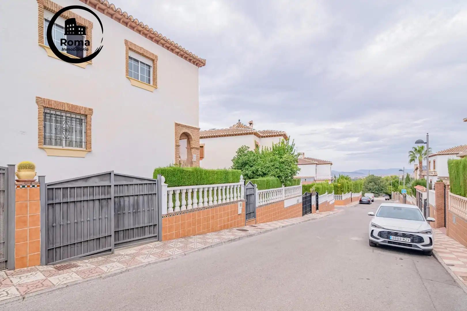 Casa aparellada amb jardí en venda a La Zubia Ciudad