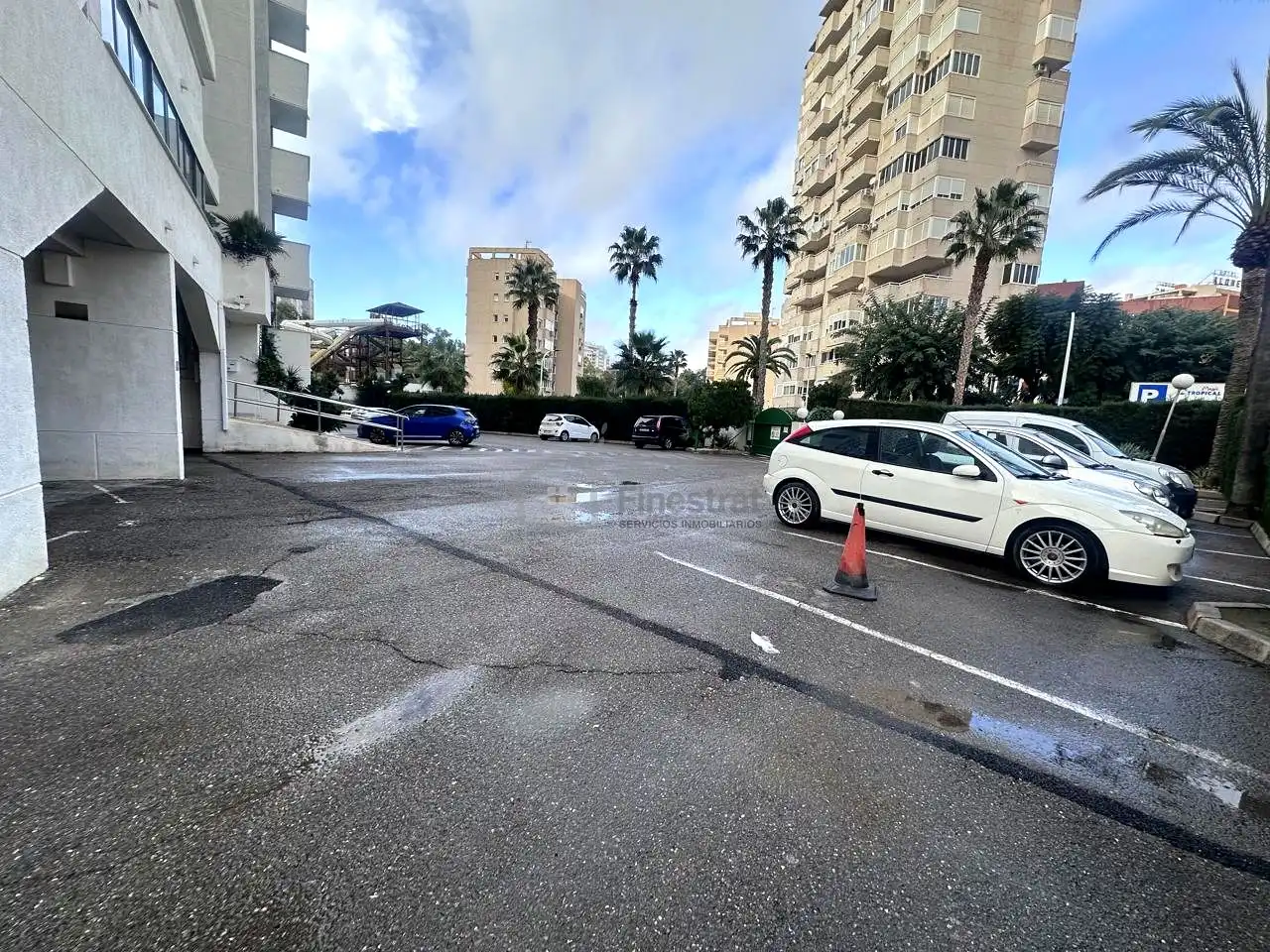 Parkplatz von Wohnungen zum Verkauf in Finestrat mit Klimaanlage, Privatgarten und Terrasse
