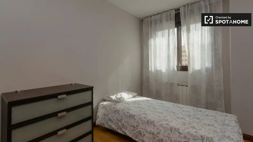 Room in Valdebernardo - Valderribas