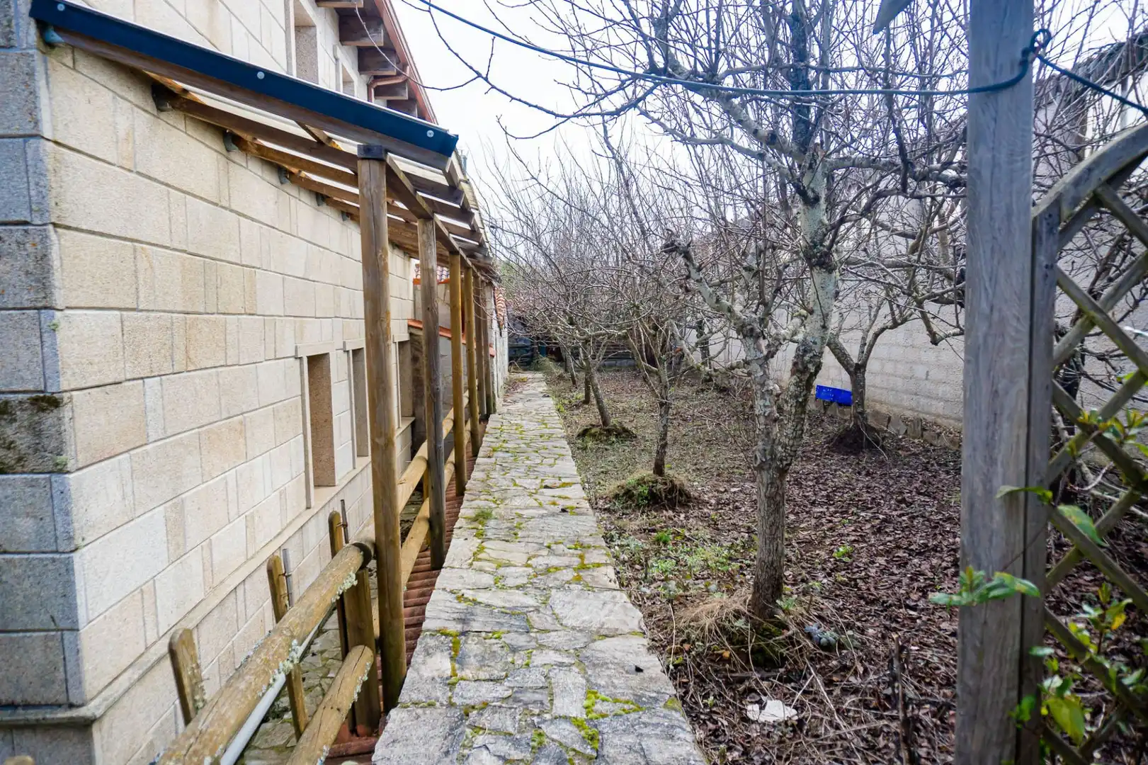 Vista exterior de Casa o xalet en venda en Villagatón amb Aire condicionat, Calefacció i Jardí privat