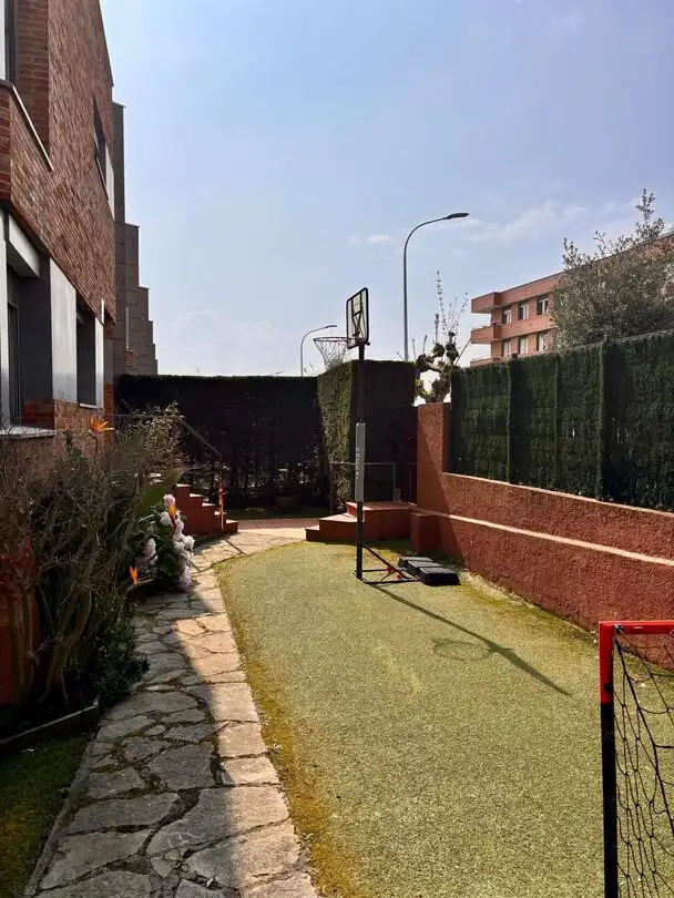 Garten von Einfamilien-Reihenhaus zum Verkauf in Sopela mit Heizung, Privatgarten und Terrasse