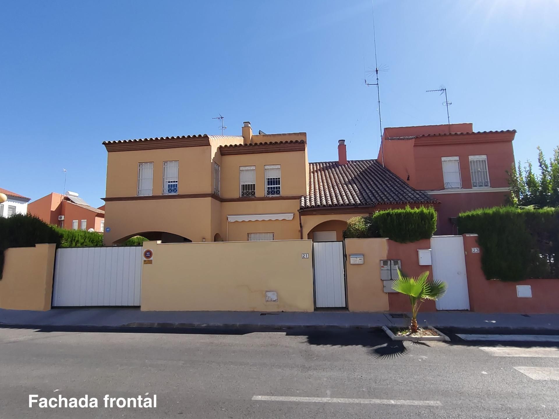 Vista exterior de Casa adosada en venda en Mairena del Aljarafe amb Aire condicionat, Calefacció i Jardí privat
