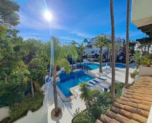 Vista exterior de Apartament en venda en Marbella amb Aire condicionat, Terrassa i Piscina