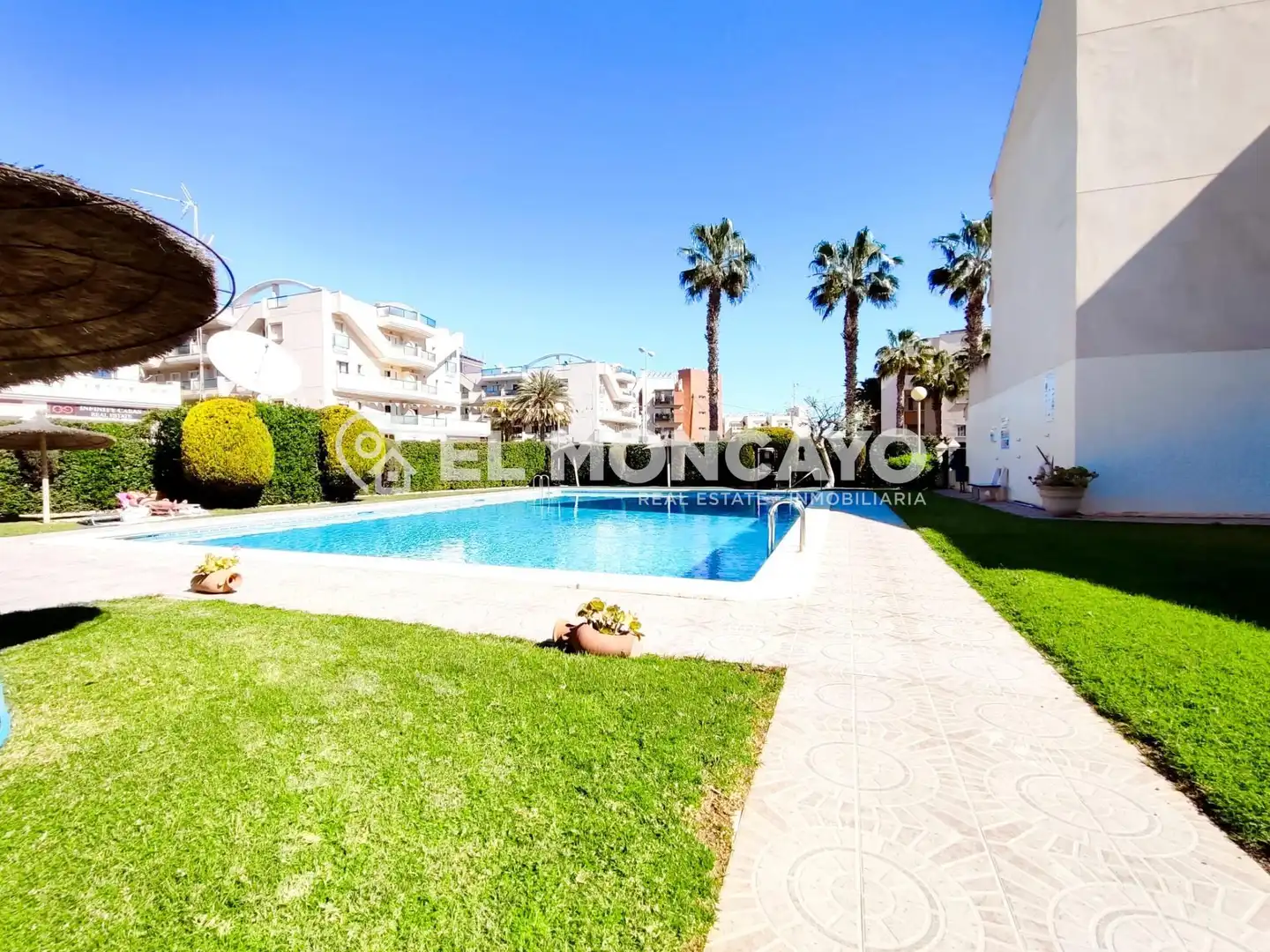 Piscina de Casa adosada en venda en Orihuela amb Aire condicionat, Calefacció i Jardí privat