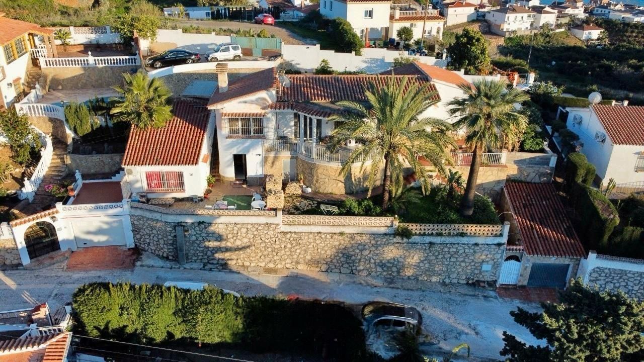 Vista exterior de Casa o xalet en venda en Vélez-Málaga amb Aire condicionat, Jardí privat i Traster