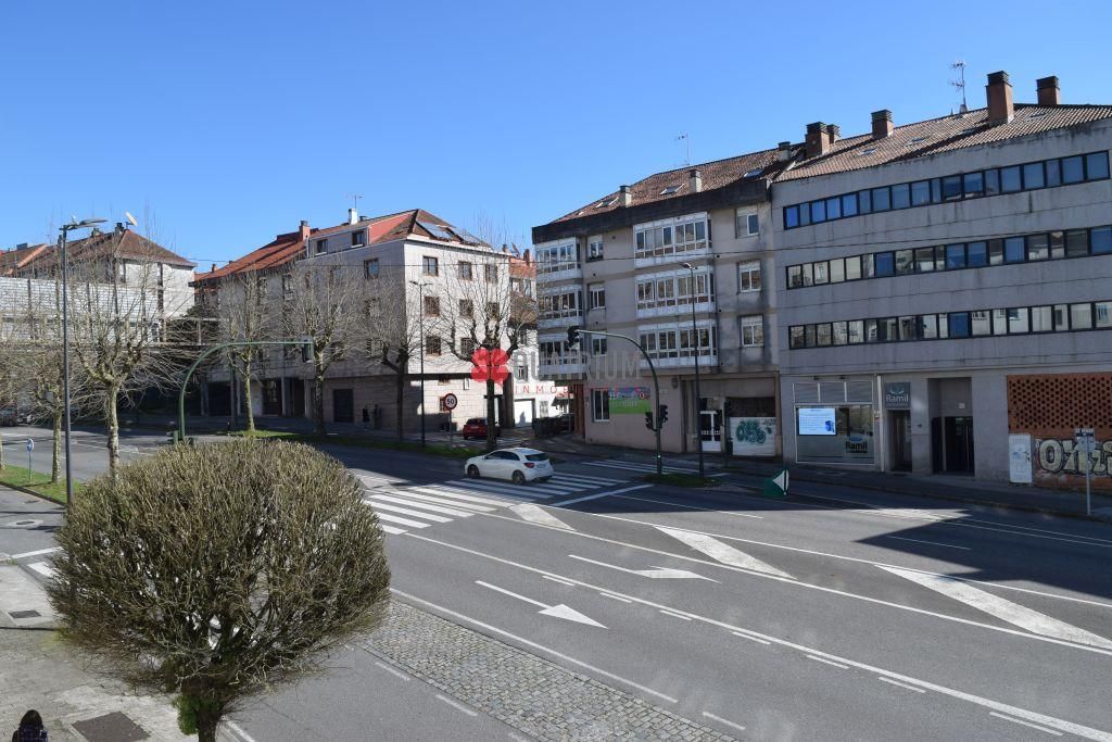 Vista exterior de Planta baixa en venda en Santiago de Compostela  amb Balcó