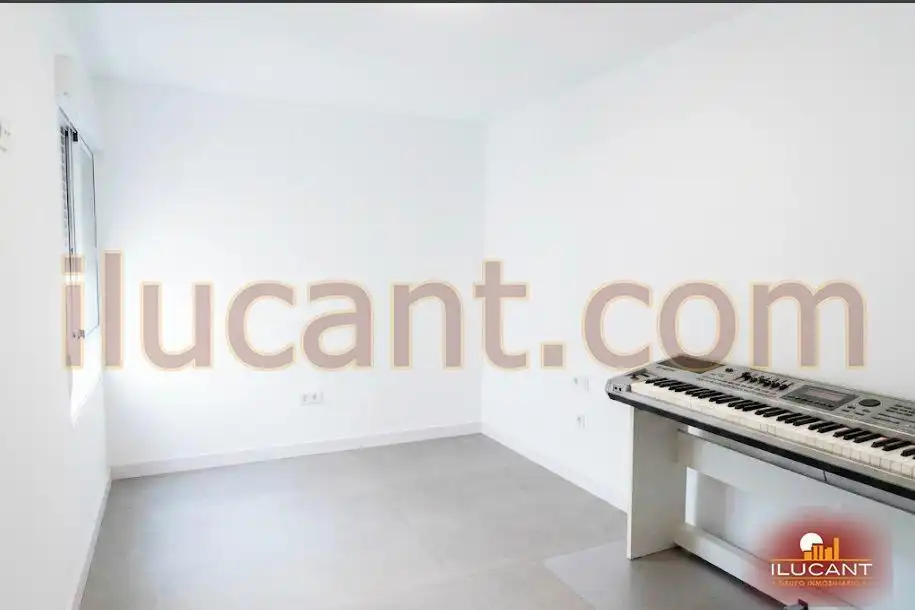 Piso en venta en Alicante / Alacant con Aire acondicionado y Balcón