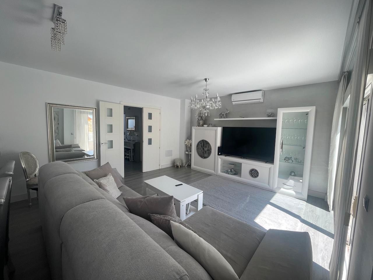 Sala d'estar de Casa adosada en venda en Vélez-Málaga amb Aire condicionat, Terrassa i Piscina