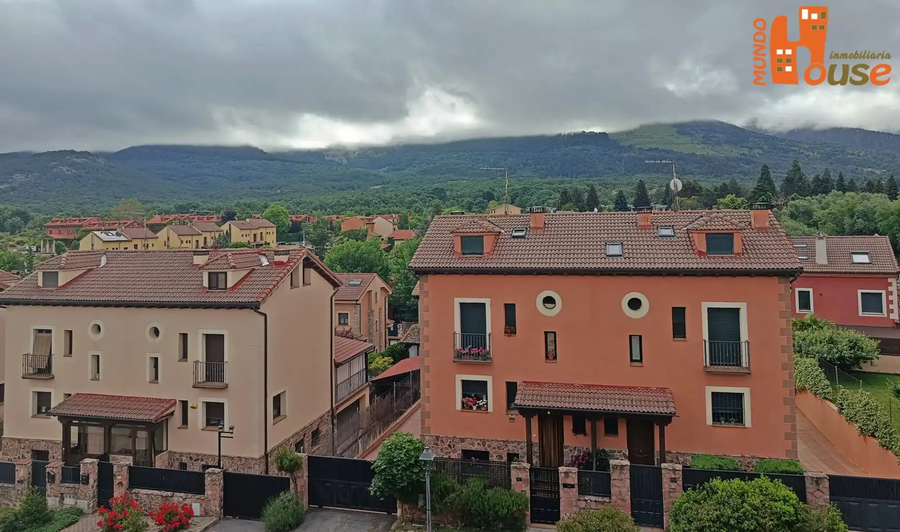 Vista exterior de Piso de alquiler en Real Sitio de San Ildefonso con Calefacción, Trastero y Balcón