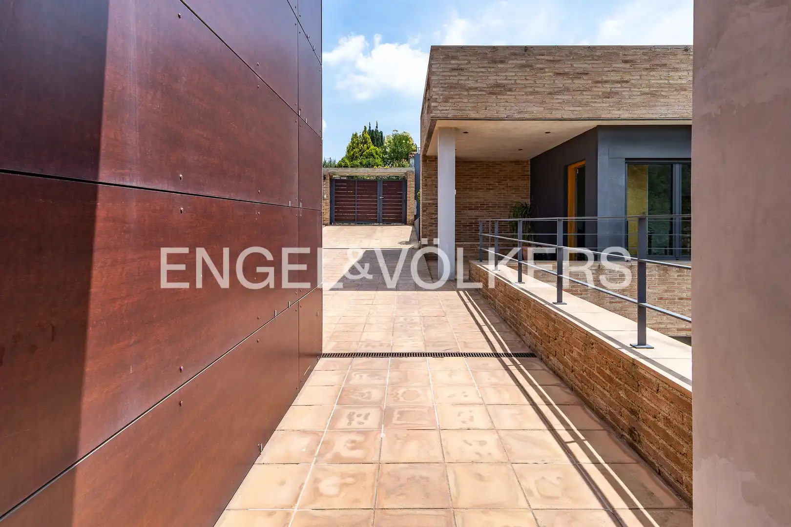Vista exterior de Casa adosada en venda en Sant Cugat del Vallès amb Calefacció, Jardí privat i Parquet