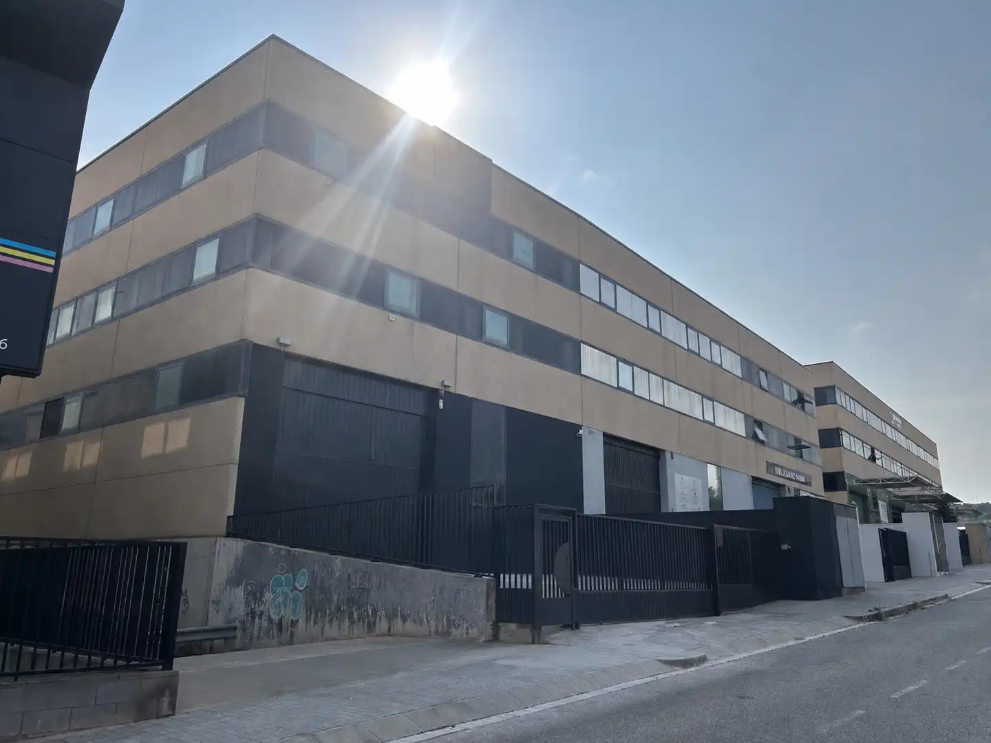 Außenansicht von Fabrikhallen zur Miete in Badalona mit Alarm