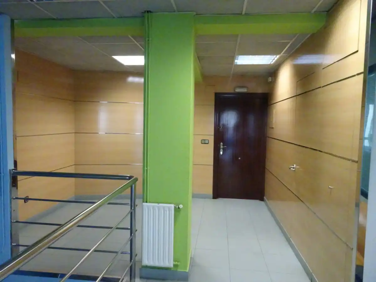 Büro zur Miete in Torrelavega  mit Klimaanlage, Abstellraum und Möbliert
