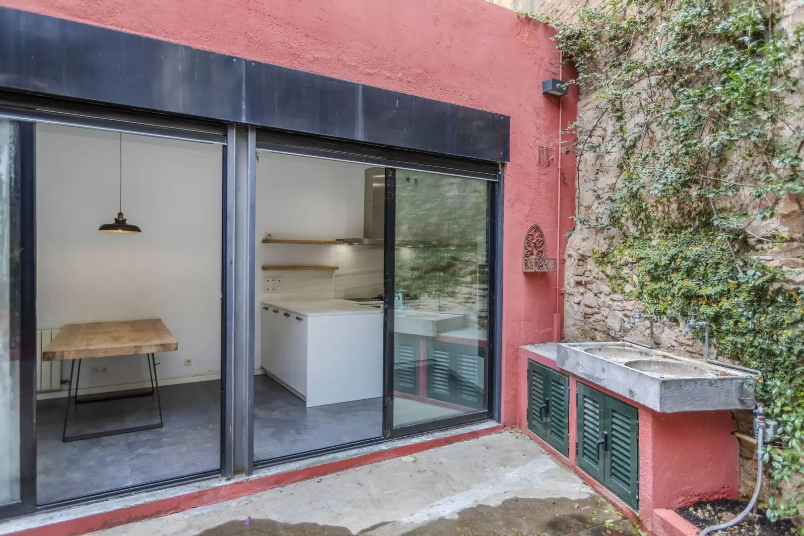 Vista exterior de Casa adosada en venta en Barcelona con Parquet y Terraza