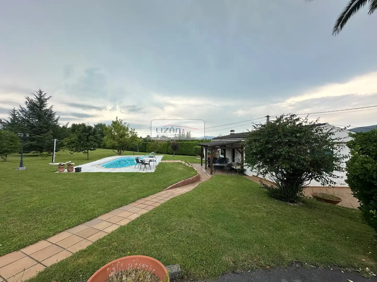 Jardí de Casa o xalet en venda en Oviedo  amb Calefacció, Jardí privat i Terrassa