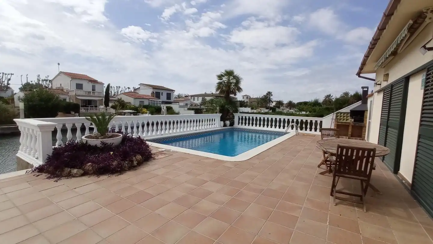 Villa mit Pool zum Verkauf in Carrer Fluvià